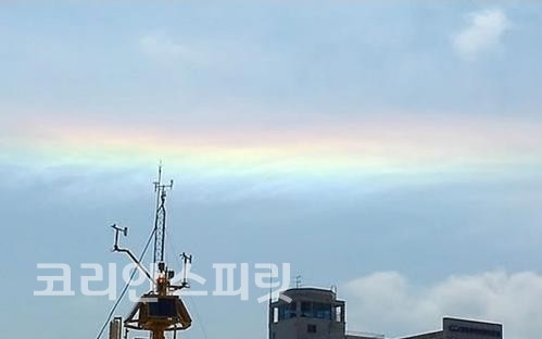 [포토] 맑은 하늘 구름 속 무지개...강릉 '채운 현상'