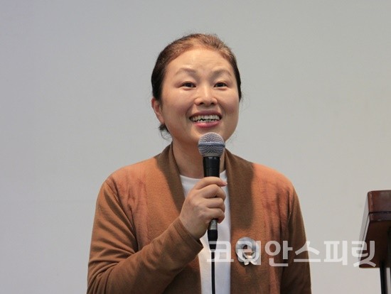 세계한인언론인협회 회원들을 환영하는 권은미 국학원장.
