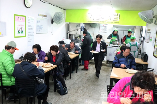 이날 식당에는 80여 명이 방문해 점심식사를 했다. [사진=김경아 기자]
