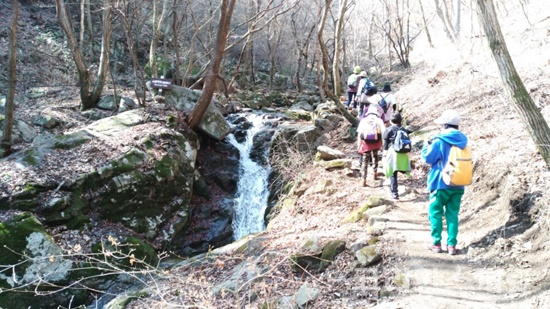 일본 명상여행단이 17일 모악산을 방문, 한국식 명상체험을 했다. [사진=선도문화연구원]