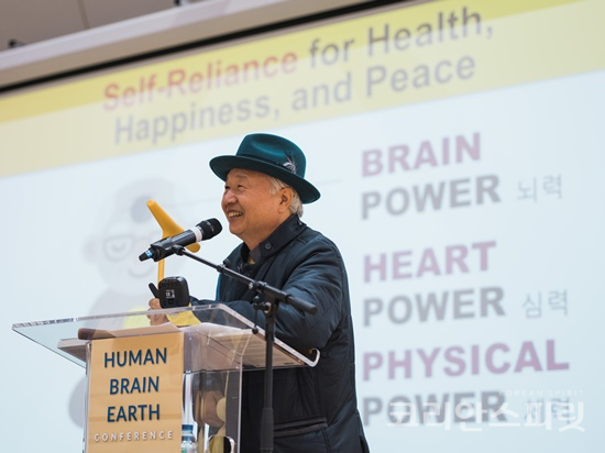 이승헌 글로벌사이버대학교 총장이 17일 영국에서 열린 인간, 뇌, 지구 컨퍼런스에서 초청강연을 하고 있다. [사진=국제뇌교육협회]