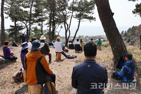 제주를 찾은 명상단이 서귀포 대평리에서 바다를 향해 앉아 명상을 하고 있다. 이곳은 마을에서 천제를 올린 곳이었다고 한다.