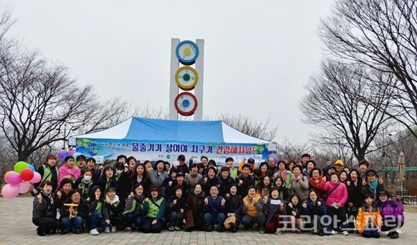 세계 물의 날 캠페인을 주최한 지구시민운동연합 인천지부 강사들과 자원봉사자들. [사진= 지현정 기자]