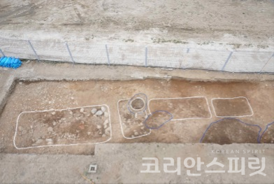 2016년 쪽샘지구 발굴조사에서 발견된 목곽묘. [사진=문화재청]