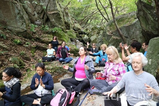 미국 명상여행단이 4월5일부터 7일까지 전북 모악산에서 한국식 명상을 체험한다. 사진은 지난해 방문한 미국명상여행단이 명상을 하고 있는 장면. [사진=선도문화연구원]