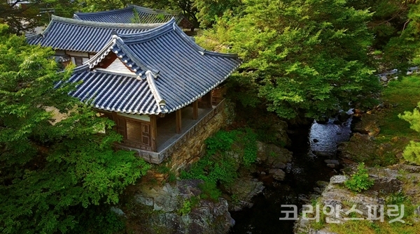 휴스턴 국제영화제 다큐멘터리 부문 수상을 한 '자연과 철학을 담은 한국의 정원'에서 소개된 충남 예천의 초간정. [사진= 문화재청]