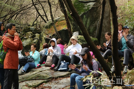 미국명상여행단이 6일 모악산에서 명상을 하고 있다.[사진=선도문화연구원]