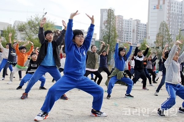 지난 12일 대구 동덕초등학교 전교생들이 운동장에 모여 국학기공 수련을 했다. [사진=김경아 기자]