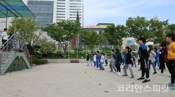 박세인 국학기공 강사의 구령에 맞춰 기마자세를 하는 대구동덕초등학교 학생들. [사진=강나리 기자]