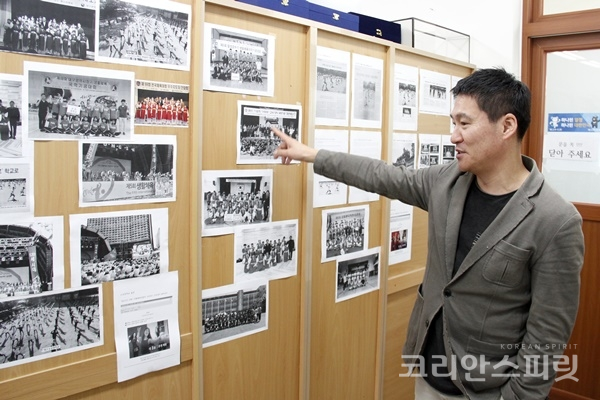 윤성혁 교사가 2016년 국학기공 도입후 각종 대회에 출전했던 학생들의 사진을 소개했다. [사진=김경아 기자]