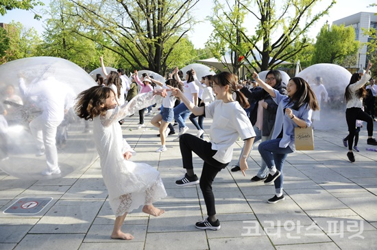 제39회 서울연극제 개막행사에서 시민들이 함께 즐기며 피날레는 장식했다. [사진=서울연극협회]