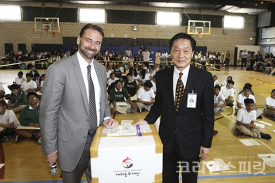 재외동포재단은 지난 4월 26일 미국 LA 소재 김영옥중학교에 한글 도서 150권을 지원했다. [사진=재외동포재단]