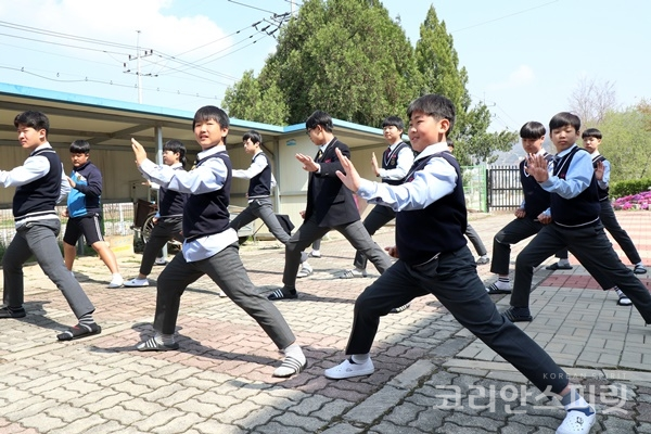 국학기공 동아리 활동을 하는 충북 형석중학교 학생들. [사진= 김경아 기자]
