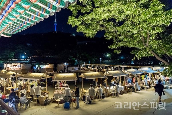 남산골한옥마을 천우간 광장에서 열리는 조선말장터를 재현한 야시장. [사진=남산골한옥마을 홈페이지]