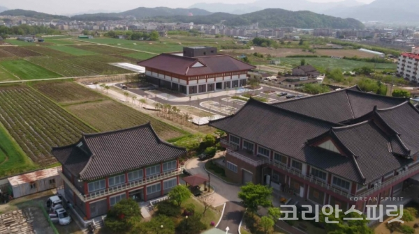 국립경주문화재연구소가 발굴한 출토유물열람센터 '천존고' (가운데) [사진=문화재청]