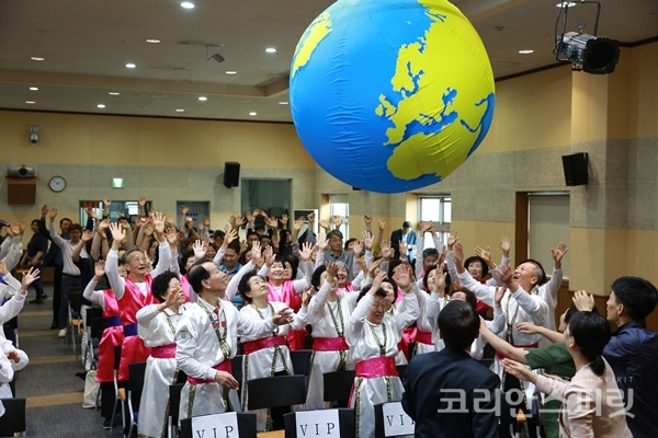 전북지구시민페스티벌에 참석한 참가자들이 지구공을 주고 받는 퍼포먼스를 하며 지구를 책임지겠다는 다짐을 했다. [사진=지구시민운동연합 전북지부]