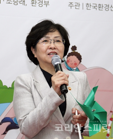 24일 국회의사당 의원회관 2층 로비에서 열린 제4회 어린이 환경안전 전시회에서 김은경 환경부 장관이 인사말을 하고 있다. [사진=김민석 기자]