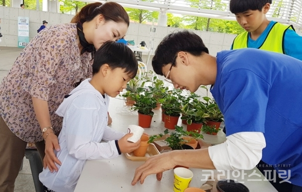 지난 27일, 대전 엑스포시민광장에서 열린 지구시민건강페스티벌에 참가한 어린이가 미니화분 만들기 체험을 하고 있다. [사진=지구시민운동연합 대전지부]