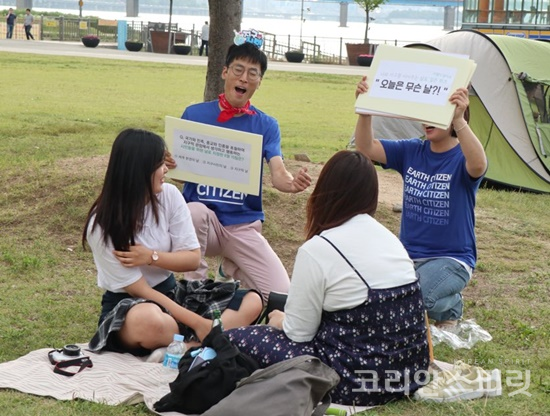 지구시민운동연합이 6월 15일 ‘지구시민의 날’을 기념하여 서울 반포한강공원에서 펼친  ‘워킹그린데이캠페인’에서 시민들이 '지구시민의 날' 퀴즈를 풀고 있다. [사진=김경아 기자].