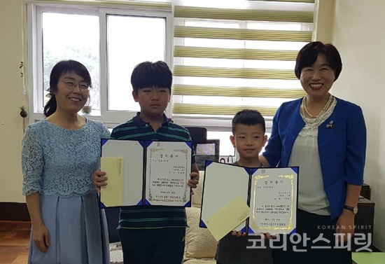 부산국학원은 14일 장안초등학교 학생 2명에거 나라사랑장학금을 수여했다. [사진=부산국학원]