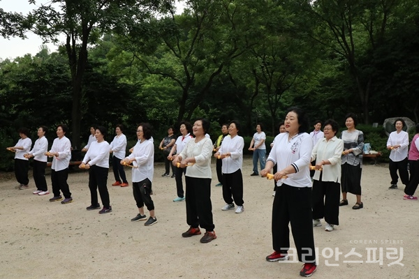 지난 19일 서울 중랑구 사가정공원 국학기공 동호회 회원들이 서울시체육회가 지원하는 '건강한 노년을 위한 120세 스쿨' 수련으로 배꼽힐링 체조를 하는 모습. [사진=강나리 기자]