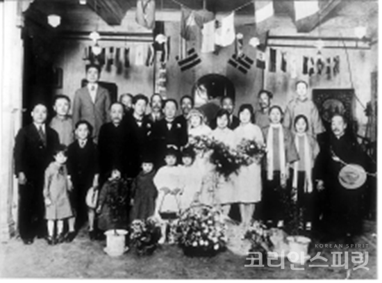 연미당·엄항섭 결혼식(1927). 연미당과 엄항섭은 많은 애국지사들의 축하를 받으며 결혼하였다. [사진=독립기념관]