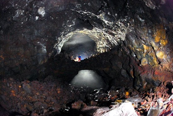 유네스코 세계유산에 등재된 제주 거문오름상류동굴군 가운데 하나인 웃산전굴. [사진=문화재청]