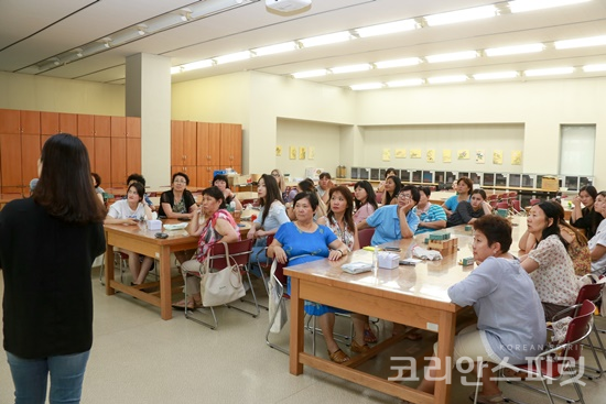 CIS지역 고려인 한국어교사들이 5일 국립중앙박물관을 관람하고 인장 만들기 체험에 앞서 설명을 듣고 있다. [사진=재외동포재단]