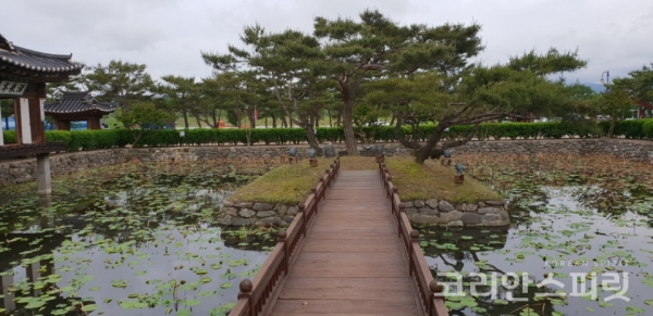 우리나라 전통 정원의 아름다움을 보여주는 강원도 강릉 선교장에 있는 활래정. 연꽃 연못 위에 지어진 정자. [사진=강나리 기자]