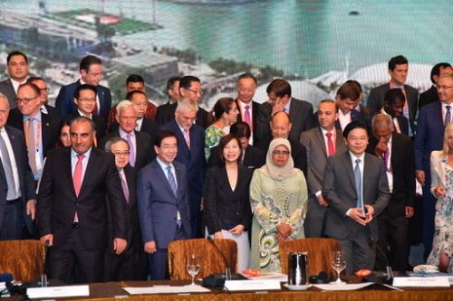 박원순 서울시장(앞줄 왼쪽 세 번째)이 8일 싱가포르 마리나베이샌즈 호텔에서 열린 ‘2018 세계도시정상회의’에서 참석자들과 기념촬영을 하고 있다. [사진제공=서울시]