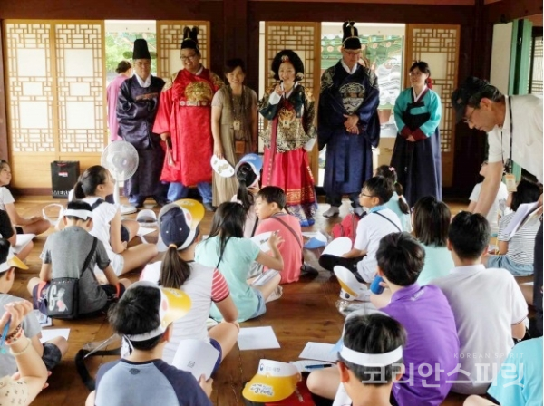 문화재청은 오는 7월 26일부터 8월 15일까지 조선 4대 궁과 종묘에서 '고궁청소년문화학교'를 개설한다. [사진=문화재청]