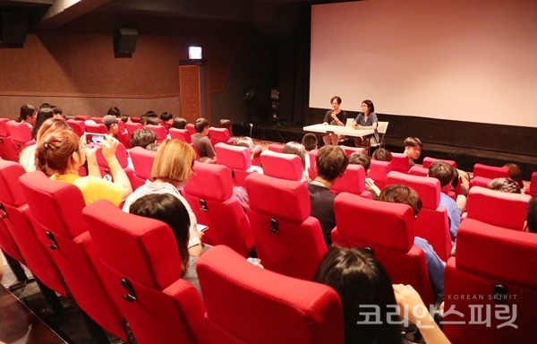 지난 17일 서울 신사동 롯데시네마 브로드웨이 신사에서 열린 영화 '허스토리' 제작진과 벤자민인성영재학교 학생, 벤자민 갭이어 청년들이 특별시사회와 간담회를 했다. [사진=강나리 기자]