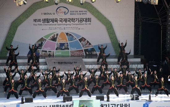2017년 10월 서울에서 열린 제5회 국제국학기공대회에서 단무도 시범단이 시범공연을 하고 있다. [사진=코리안스피릿 자료사진]