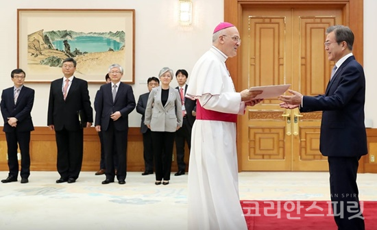 문재인 대통령이 25일 알프레드 슈이레브(Alfred Xuereb) 주한 교황청 대사로부터 신임장을 받고 있다. [사진=청와대]