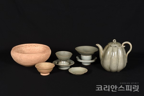 29호 돌덧널무덤에서 출토된 고려시대 참외모양(과형) 주전자 및 청자 다기 세트. [사진=문화재청]