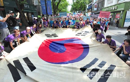 재외동포재단의 모국연수에 참가한 재외동포 학생들이 29일 서울 인사동에서  역사가 있는 대형 태극기를 앞세우고  대한독립만세를 외치고 있다. [사진=재외동포재단]