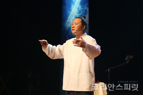 일지아트홀은 8월 7일(화) 저녁 7시 30분에 제54회 힐링콘서트 ‘신현욱 관장의  통(通)수련’을 진행한다. [사진=일지아트홀]