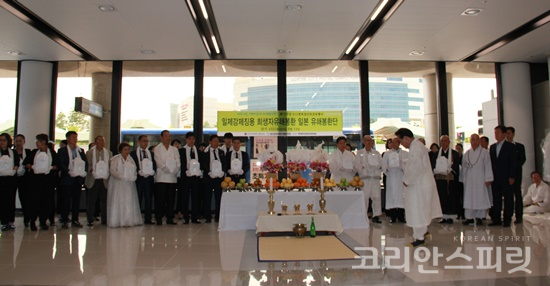 일제 강제징용 희생자 35위가 도착한 14일 김포공항에서 환향의식을 하고 있다. [사진=김민석 기자]