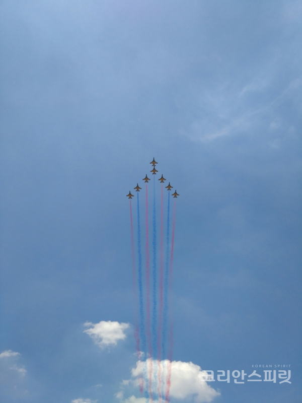 독립기념관 상공에서 공군 특수비행팀 블랙이글스가 에어쇼를 하는 모습 [사진=문현진 기자]