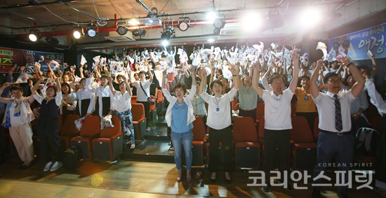 전북국학원과 선도문화연구원이 15일 개최한 광복절 경축행사에서 참가자들이 '대한민국 만세'를 부르고 있다. [사진=전북국학원]
