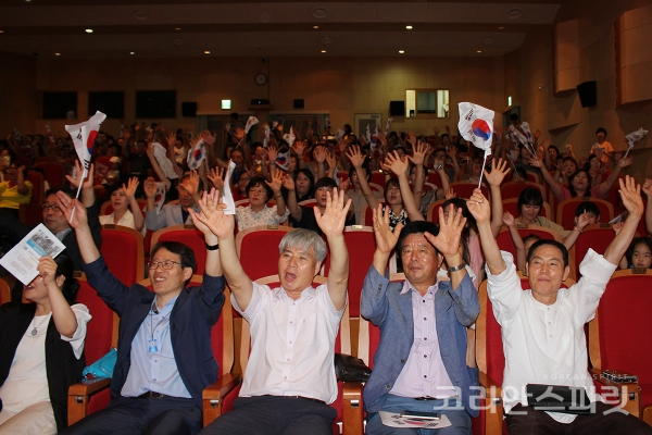 울산박물관 강당에서 개최된 광복절행사의 참석자들이 만세삼창을 부르고 있다. [사진=울산국학원]