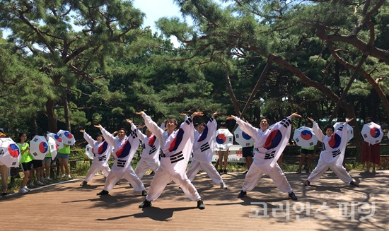 평택국학원이 평택덕동공원에서 15일 개최한 광복절 경축행사에서 국학회원들이 나라사랑 기공을 공연했다. [사진=평택국학원]