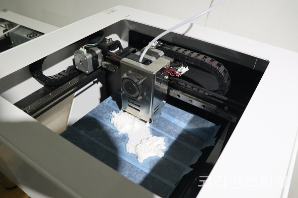 ‘과학탐사, 독도를 만나다’ 특별전에서 3D프린터가 독도 모형을 제작하고 있다. [사진=문현진 기자]
