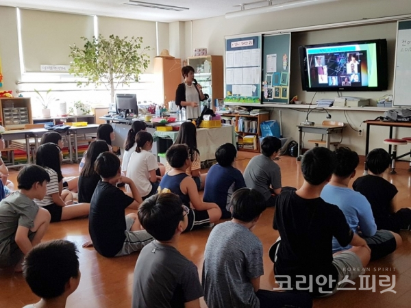 지난 20일 서울 신상계초등학교에서는 4학년에서 6학년 학생들을 대상으로 '나를 찾아가는 여행-진로캠프'를 열었다. 이날 진로캠프는 서울뇌교육협회가 진행했다. [사진=서울뇌교육협회]