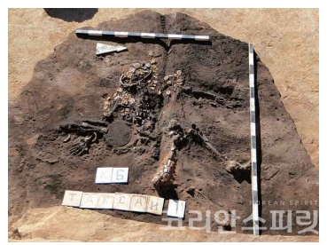 황금장식을 두른 여사제가 묻힌 탁사이-1 고분군, 카자흐스탄 서부, 서기전 6~5세기. [사진=국립문화재연구소]