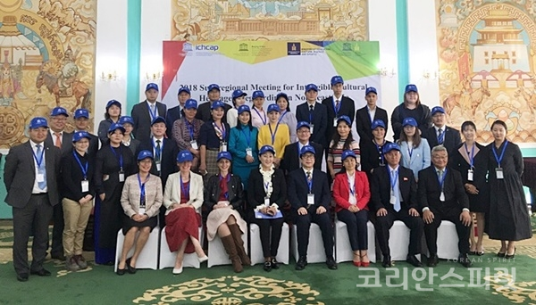 2018 동북아 무형유산보호네트워크회의에 참석한 한국과 북한, 몽골, 중국, 일본 등 패널들. [사진=문화재청]