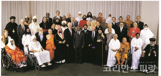 유엔본부에서 2000년 8월 28일부터 31일까지 열린 '밀레니엄 종교 및 영성 세계평화회의'에 참석한 세계 종교 및 정신지도자들. [사진=국제뇌교육협회]