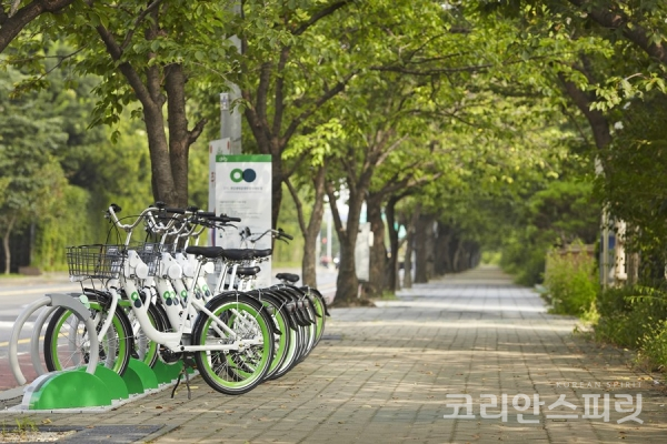 '따릉이'는 서울시의 자전거 무인대여 서비스이다. 따릉이 자전거가 대여소에 나란히 서있다. [사진제공=서울시]