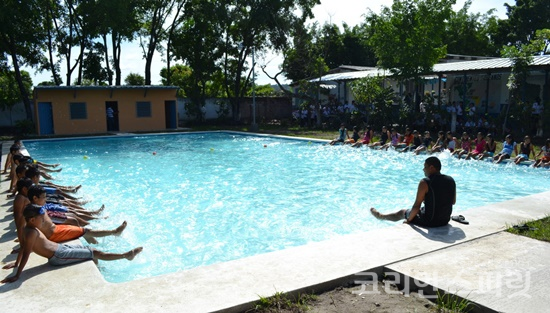 3개월 간 뇌교육 프로젝트를 진행한 디스트릭토 이탈리아학교에서는 학생들이 바뀌고 교사, 학부모가 긍정적으로 바뀌면서 지역사회에도 변화가 일어났다. 불가능하리라 여겼던 수영장 건립에 모두 합심하여 성공함으로써 지역에 평화를 가져왔다. 이 수영장은 '평화의 수영장'을 명명하였다. [사진=IBREA]