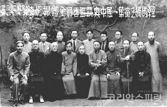 1940년 5월 한국독립당 창당 직후 개최된 중앙집행위원회 기념사진.           앞줄 우측에서 두 번째가 조소앙, 네 번째가 김구, 뒷줄 우측에서 다섯 번째가  조시원이다. [사진=국가보훈처]